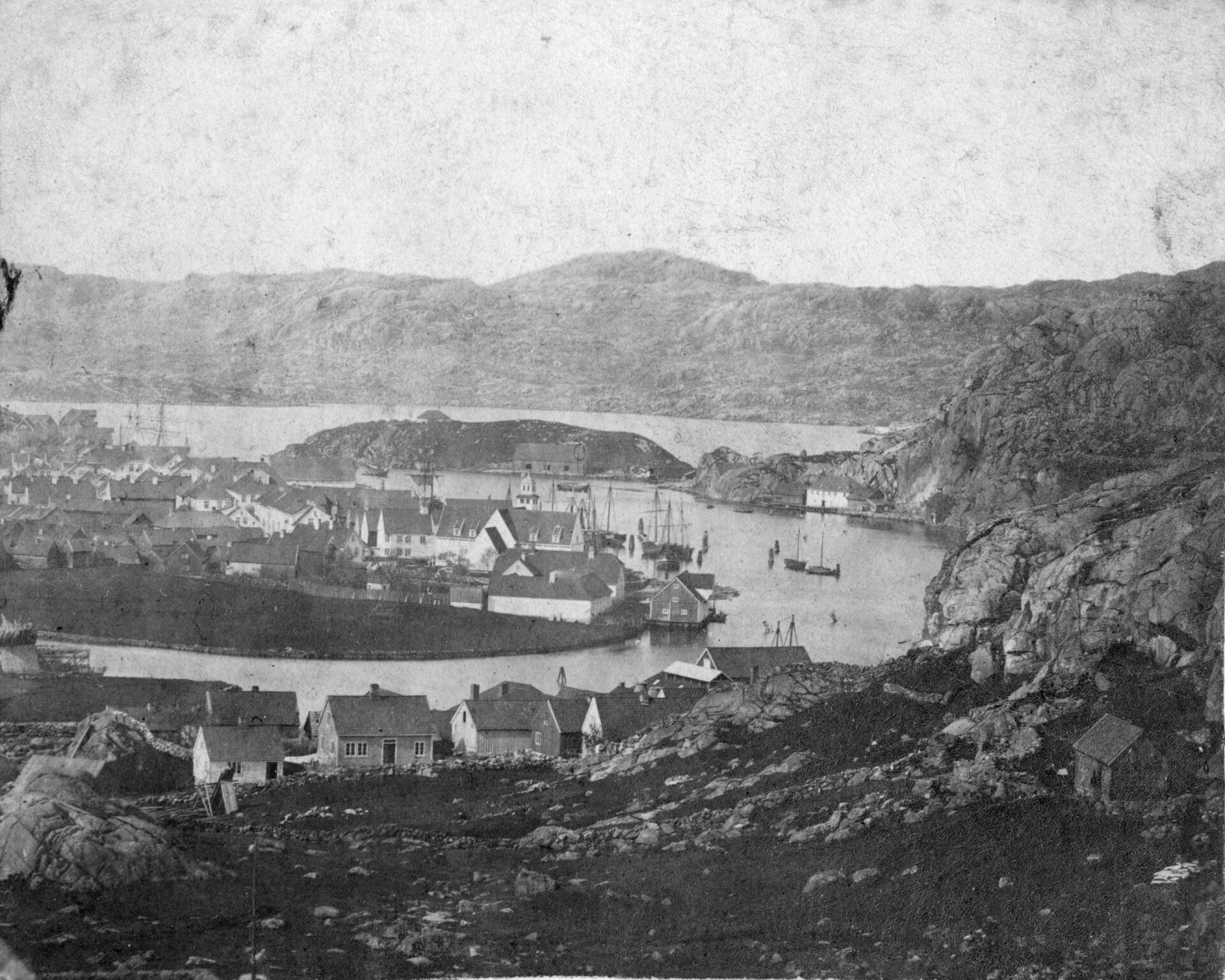 Svart/hvitt-foto av utsikt over Egersund by på 1870-tallet.